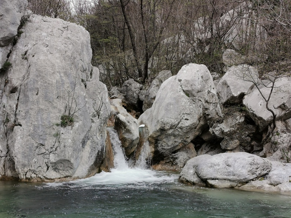 Prekrasan potočić koji teče kroz Nacionalni park Paklenica, okružen vapnenačkim stijenama i bogatom vegetacijom.